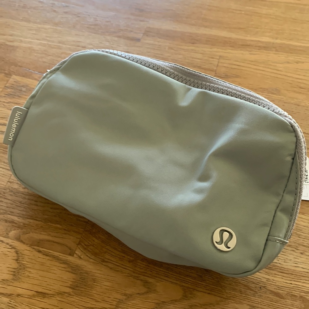 NWT Lululemon everywhere bag